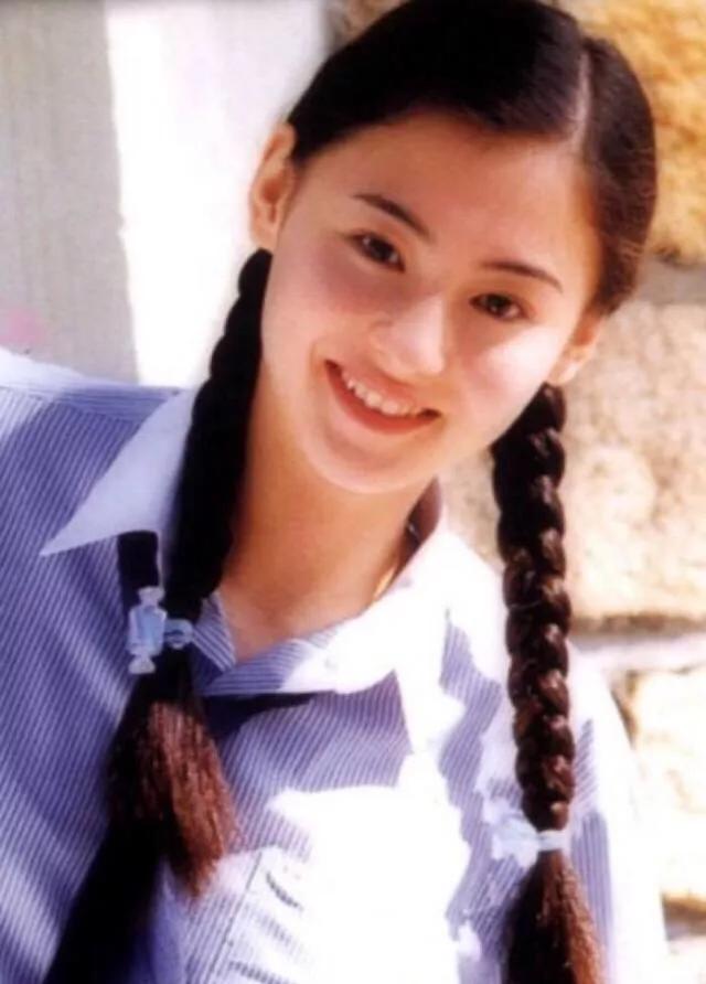 年轻时张柏芝五官精致,眉眼清秀,是当时娱乐圈不可多得的美女。