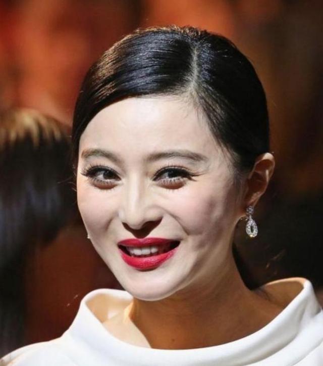 模特出身的杨颖baby还是没能抗住外媒的镜头,眼角的皱纹也很明显,似乎