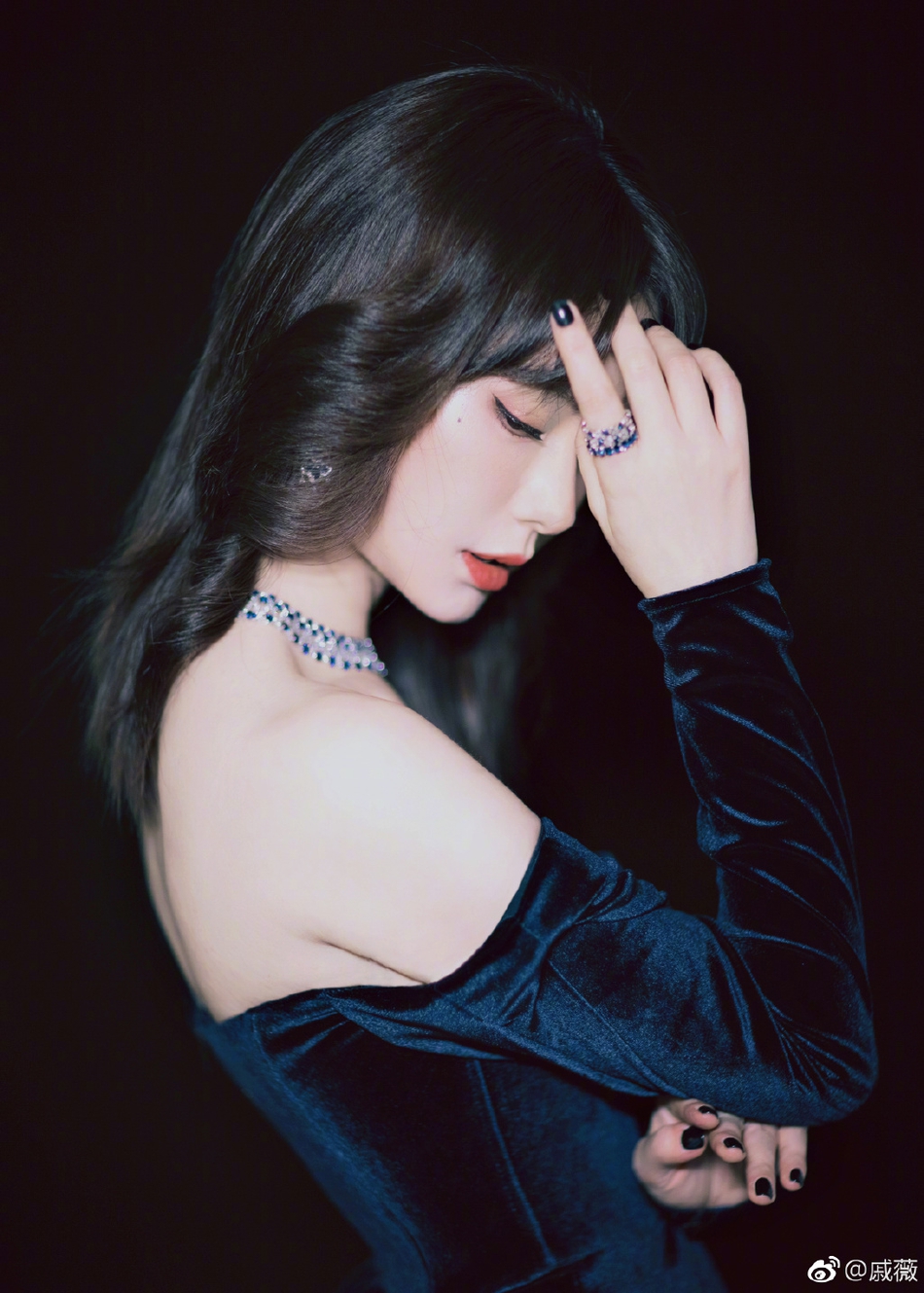 戚薇穿深v抹胸裙秀香肩 妆容复古眼神无辜