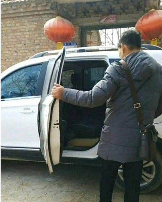 出席各种商业活动，他被大家层层围着，穿着依然是那么朴素，说话也特别的和善，被女歌迷拖着手。