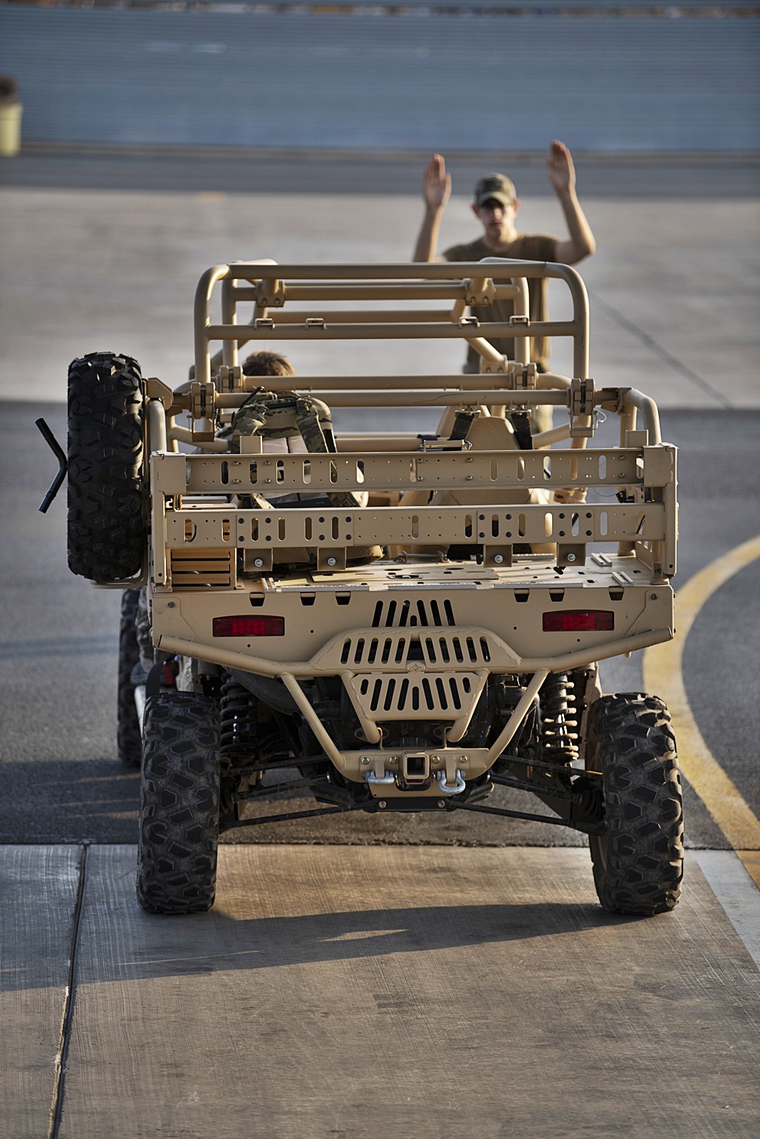 美军c130空运全地形车到吉布提连夜卸车