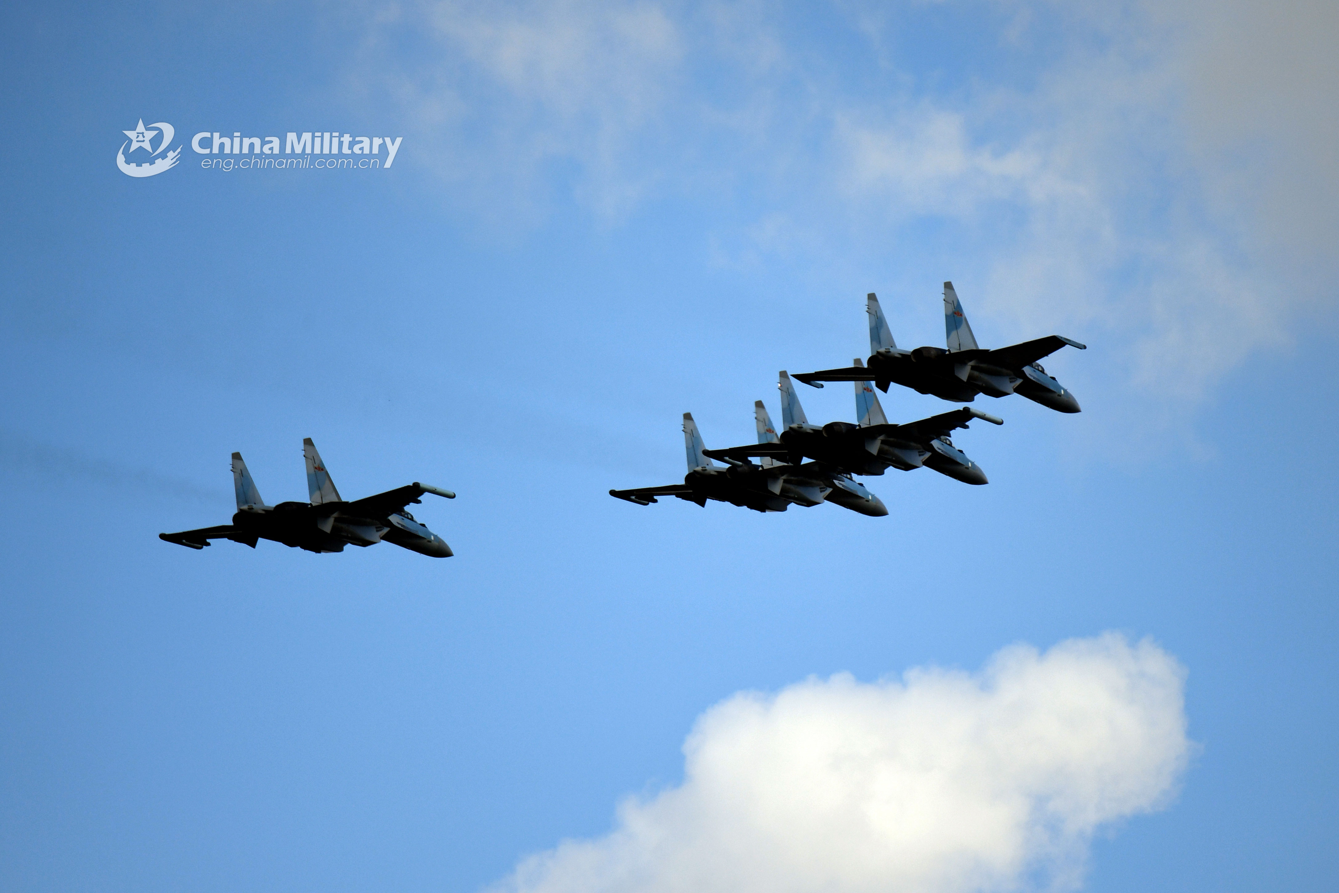 中国空军苏35战斗机进行跨昼夜飞行训练