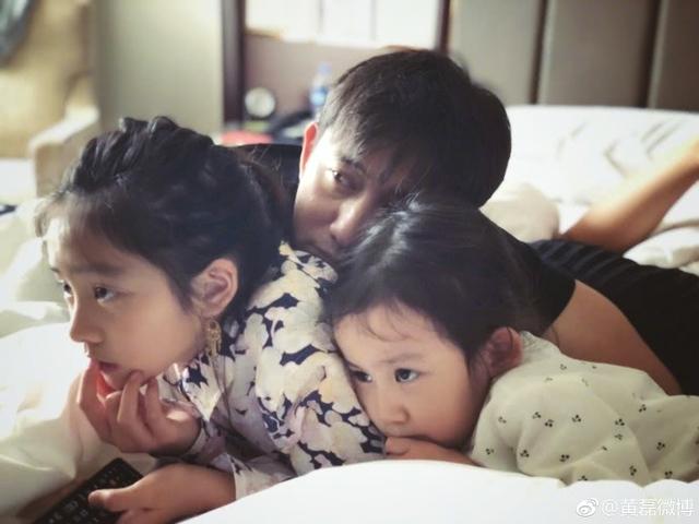 黄磊的三个孩子,多多12岁了,妹妹人儿4岁了,儿子也已经一岁半了。