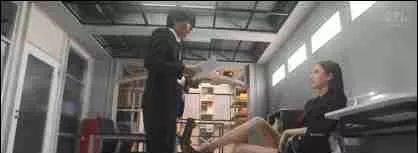 网友：我也想被这性感的大长腿踢一下。