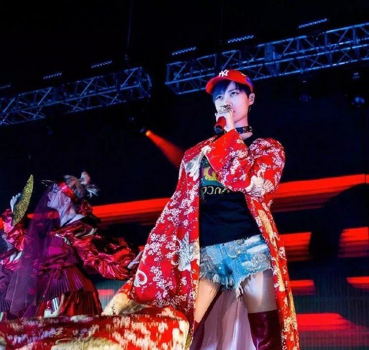 李宇春这双平底长靴没有逆天长腿恐怕是要当裤子穿了。