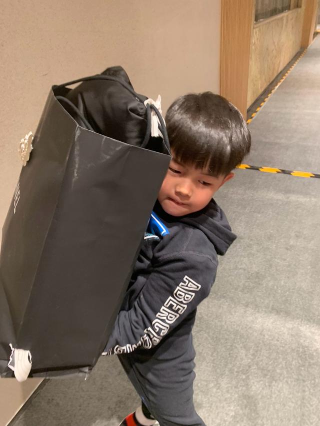 安吉给妈妈拎包