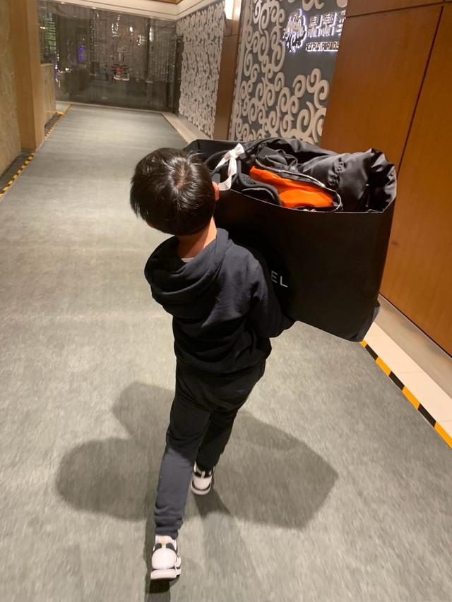 安吉帮妈妈拎包