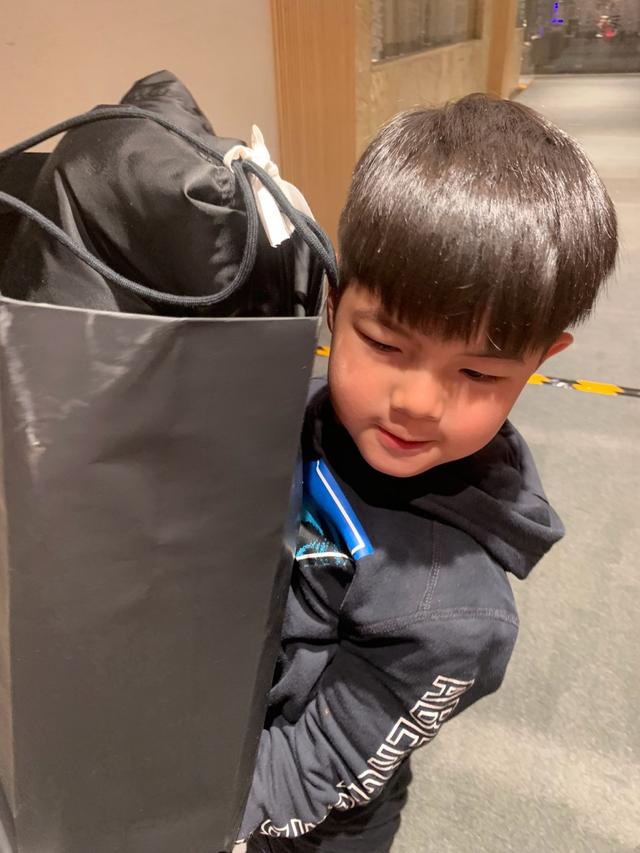 安吉帮妈妈拎包