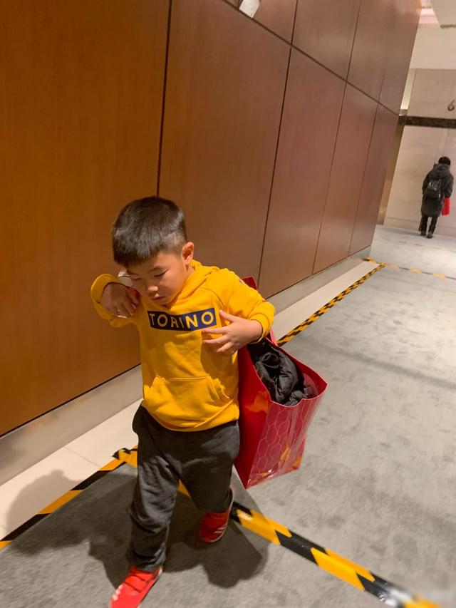 小鱼儿帮妈咪拎包