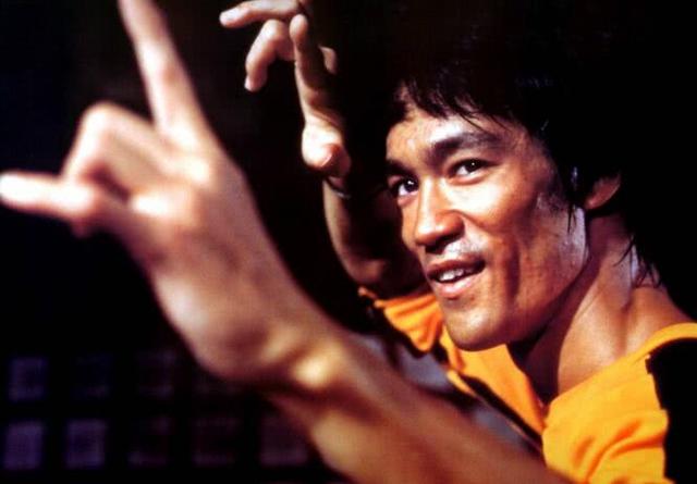 今天要聊一聊的就是那些专属个人的定制款服饰。