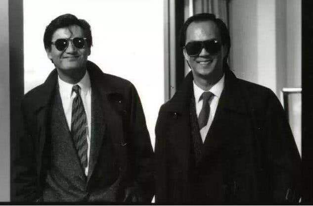 小马哥的牙签，眼镜，风衣，是他专属的装备。这件风衣有很多子弹孔，但就是这个味，让很多人痴迷。