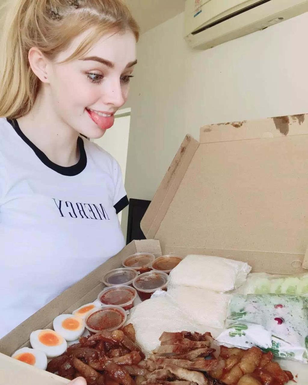 拥有这样魔鬼身材的Jessie vard还是一枚“小吃货”，经常跟美食一起合影，不是炸鸡就是薯条！