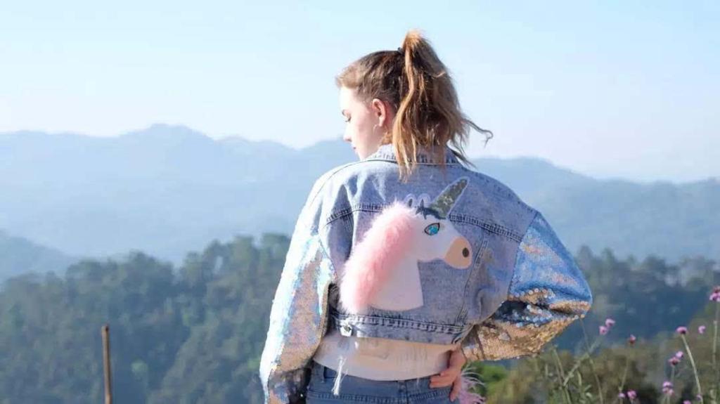 她喜欢去爬山和旅游，是个非常积极向上的人！