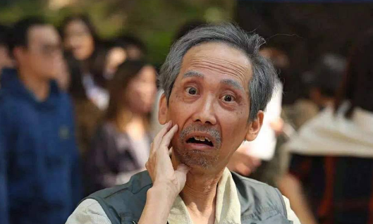 大家现在还认识这位白发苍苍，骨瘦如柴的张达明吗？相信大家没有忘记他曾经带来的快乐回忆！