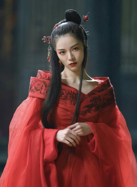 发型服饰都很适合她