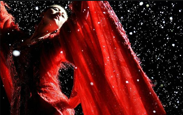 而初次尝试古装的钟楚曦造型可以说非常成功了，完全不输这两位古装美人，你们觉得呢？