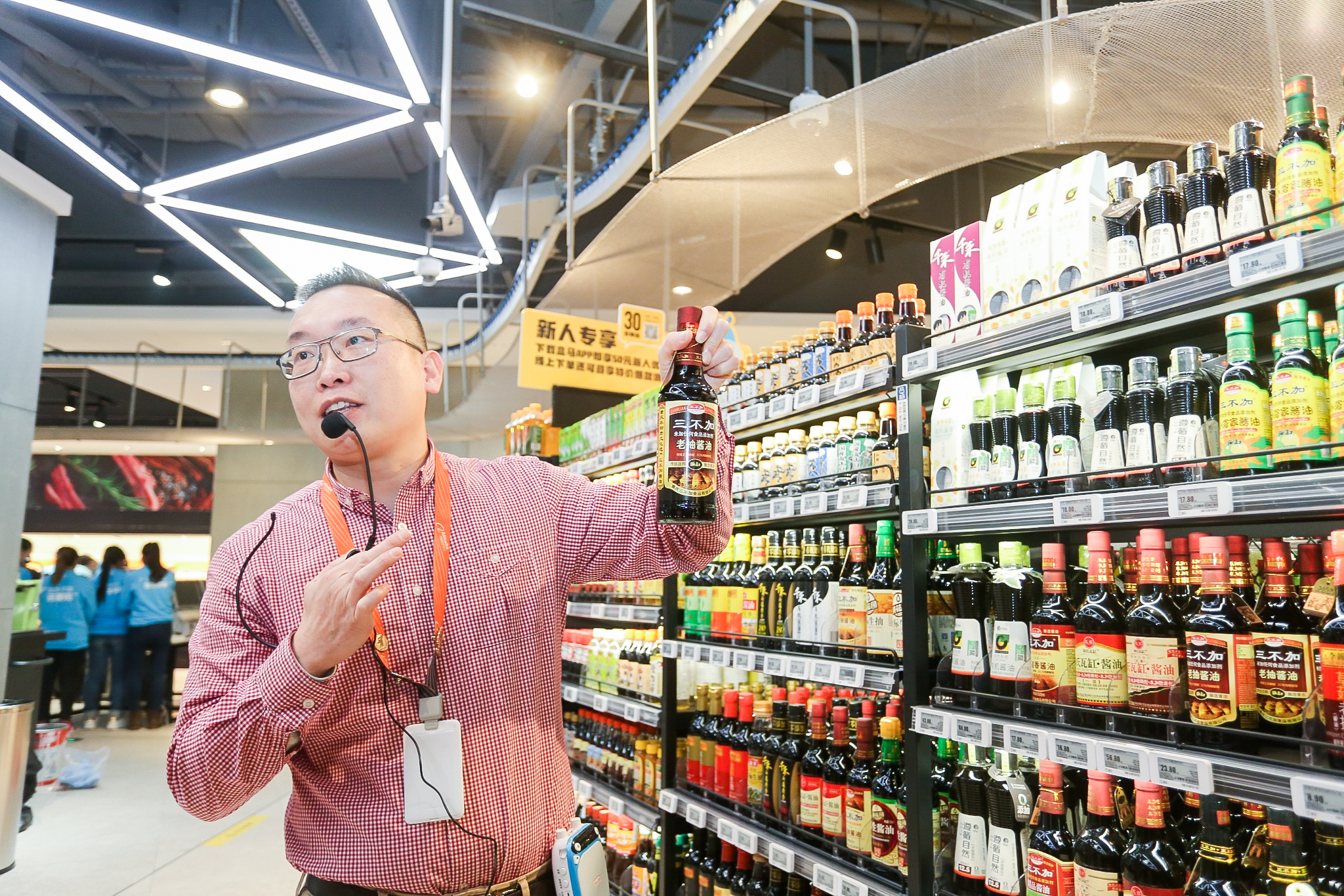 盒马重庆区域总经理桑海欧介绍重庆首家盒马店21日开业的准备情况。