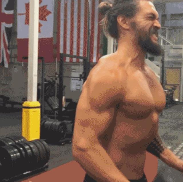 小编：这个身材真的很惊人啊！