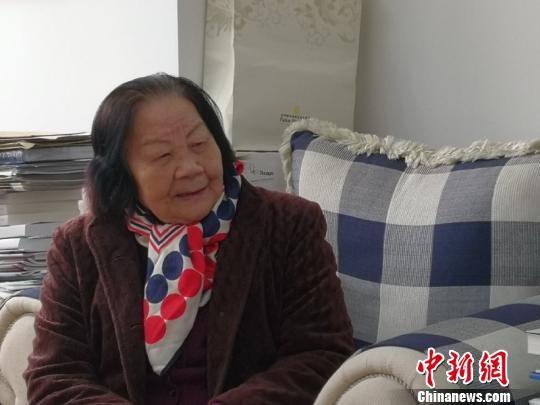 叶叔华院士在办公室受访。 许婧 摄