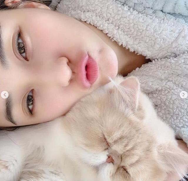 因此也有不少网友认为何超莲平时分享的照片都是经过精修后再发出的。