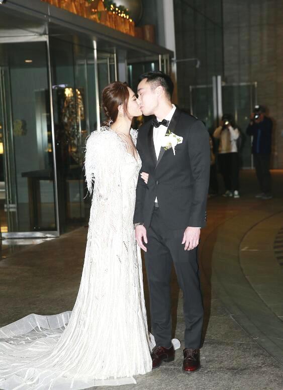 阿娇与赖弘国结婚 婚礼现场换过两次婚纱 阿sa透漏蛋糕价值9万