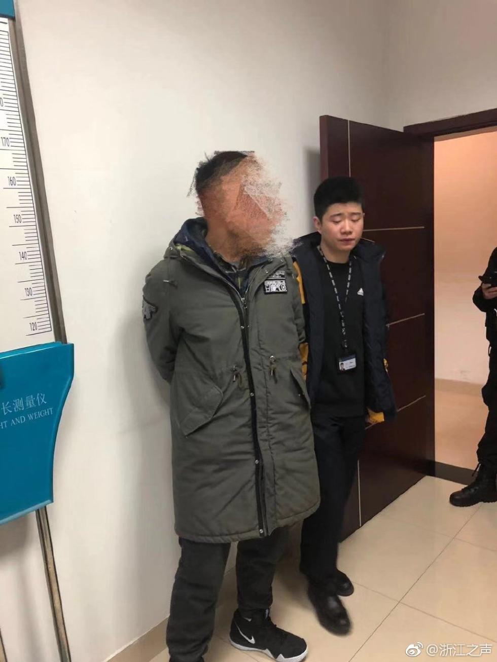 “20年后当街拦下老师扇耳光”男子在杭州东站被抓