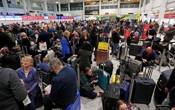 当地时间20日，盖特威克机场已关闭，数万旅客滞留（路透社）