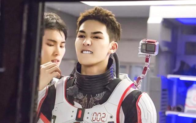 接着4字弟弟易烊千玺的狗啃式刘海造型也十分抢眼，男子力max~