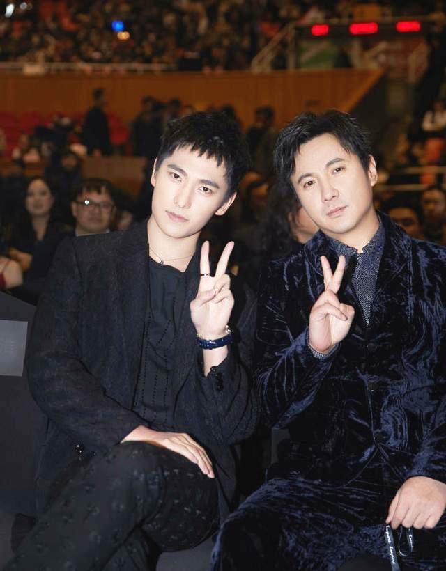 大概杨洋是下定主意要转型了，这个发型换上了以后就停不下来了，常常修理头发。