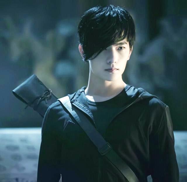 而从《旋风少女》到《左耳》再到，微微一笑很倾城他就一直以温文尔雅的造型示人。