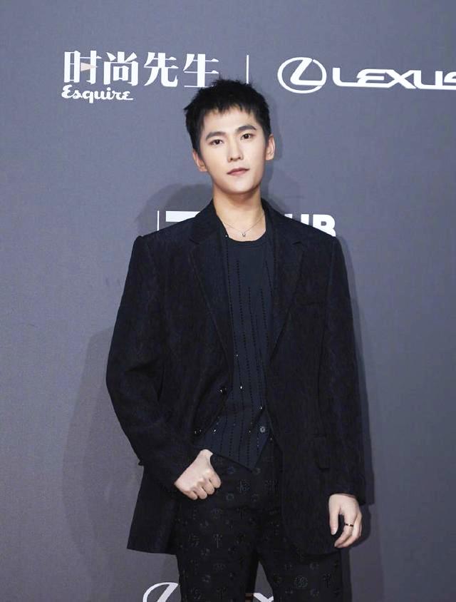 可以说这是杨洋外形上十分成功的转变了。