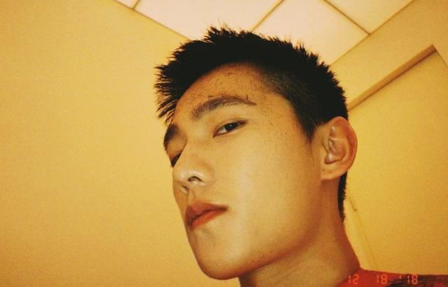 杨洋反手剃寸头，头发少了气质却大变，颜值直追巅峰时期的陈冠希。