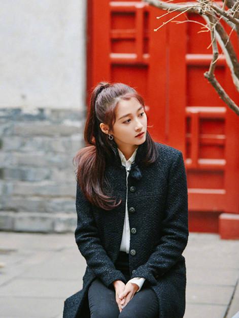 关晓彤爱上黑色?半扎马尾又酷又萌,难怪鹿晗喜欢她!