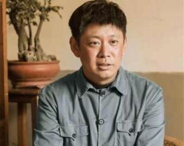 而他老婆孙小会现在还没出现,但是从剧组公布的照片中能看到夫妻俩