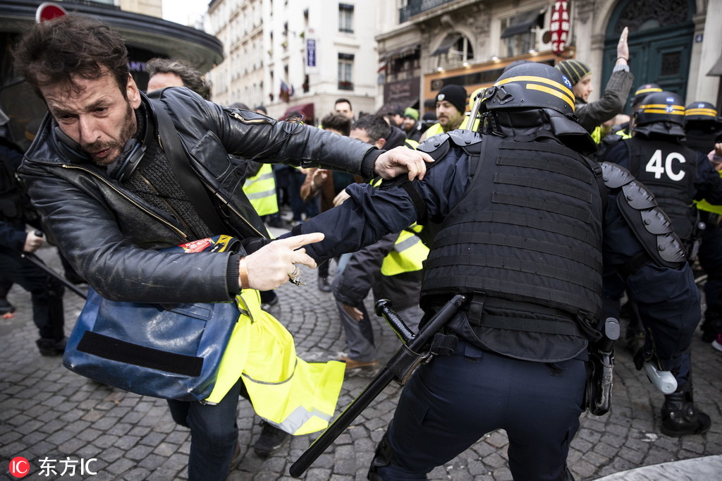 法国爆发第六轮"黄马甲"运动 巴黎两千人继续示威