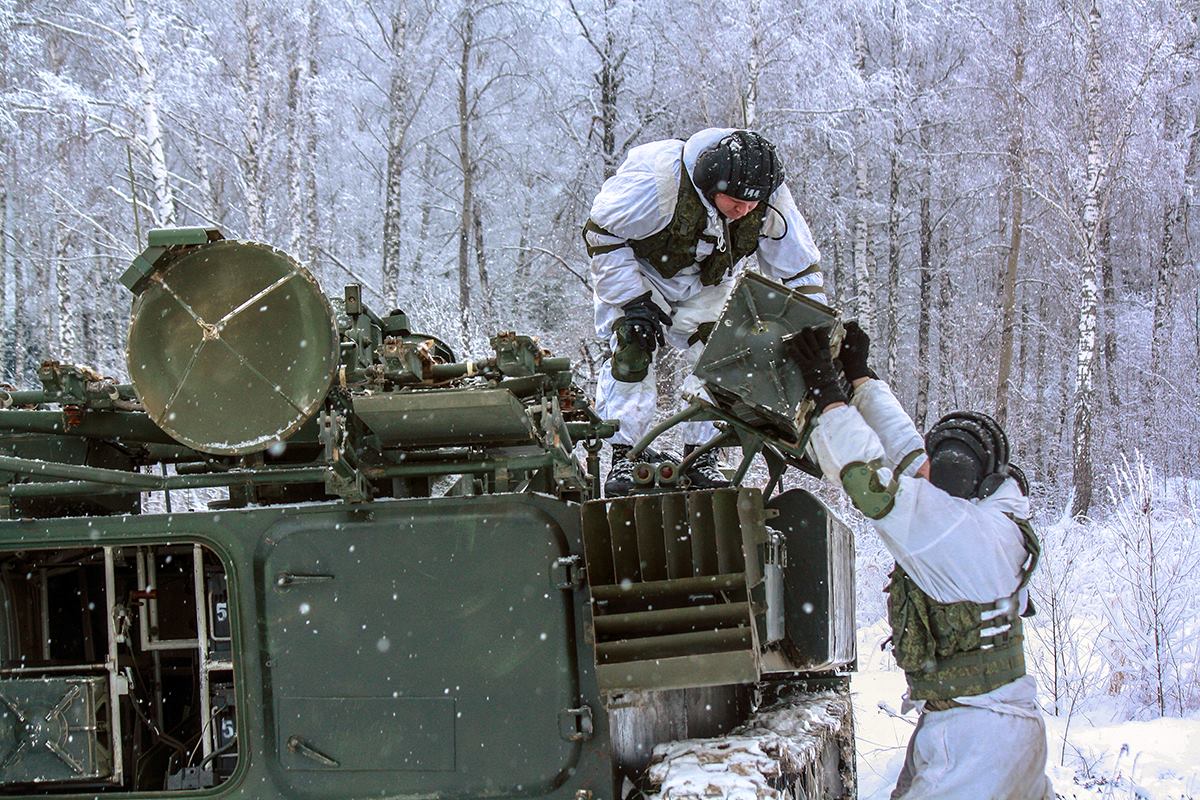 12 俄军冰天雪地森林中使用防空武器进行训练