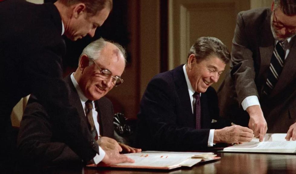 1987年美苏签订《中导条约》
