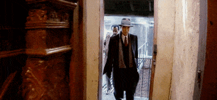 低柔莞尔一笑，又有小孩子的那种纯真无邪~