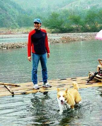 童年的不幸没有让他愤世嫉俗，反而让他有了琉璃心，眼神那么清白，内心那么安宁。