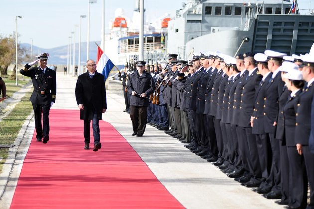 日前,克罗地亚海军基地内举行了克罗地亚首艘国产军舰下水仪式,该舰在