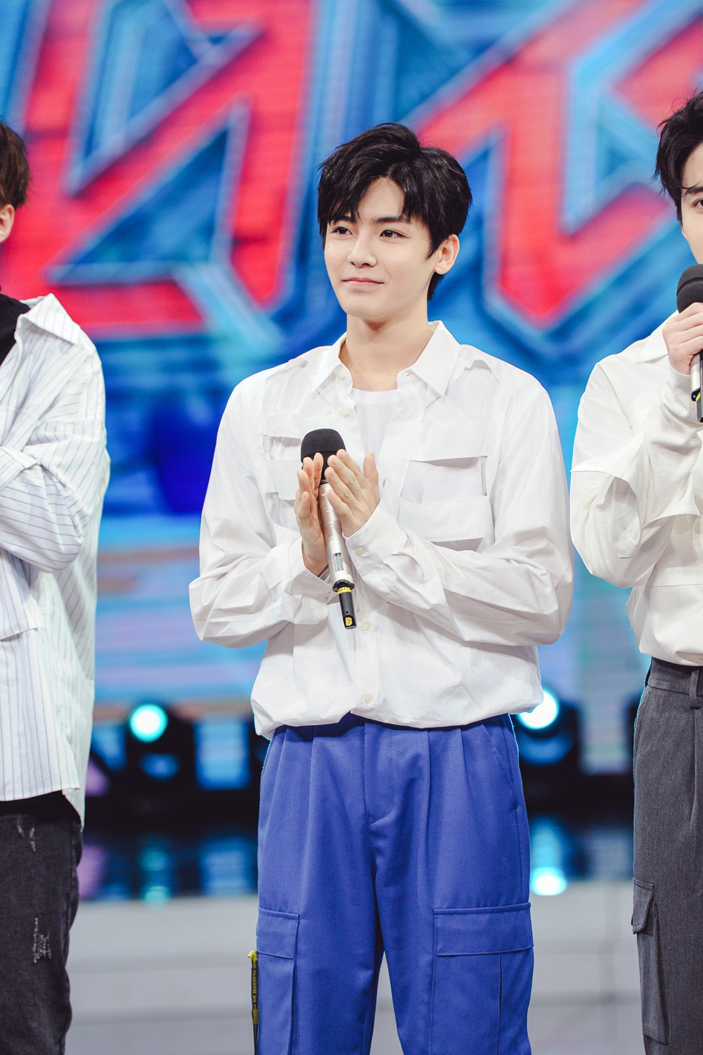 侯明昊登快乐大本营深情演唱十七岁的雨季