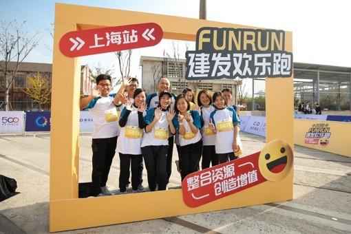 而现场的互动大气球,合影框,欢乐塔和有趣的互动人偶为喜爱拍照的朋友