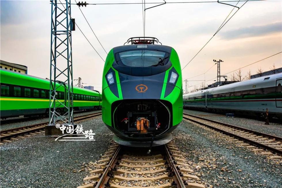 车体材质:铝合金.   绿巨人:cr200j.