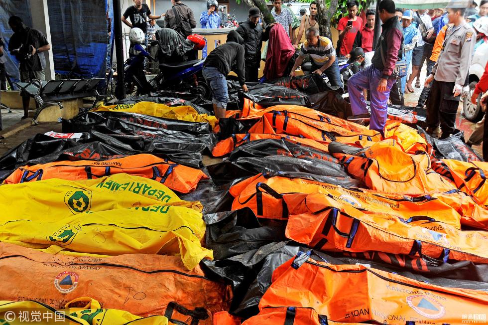 印尼海啸已致373人死亡尸体袋堆成山