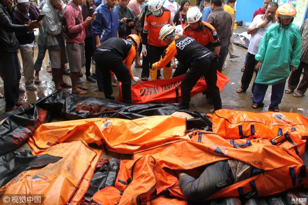 印尼海啸已致373人死亡 尸体袋堆成山