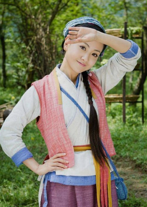 在新版的《笑傲江湖》中扮演令狐冲的小师妹岳灵珊，身穿粗布素衣却依旧楚楚动人，果然有颜任性。