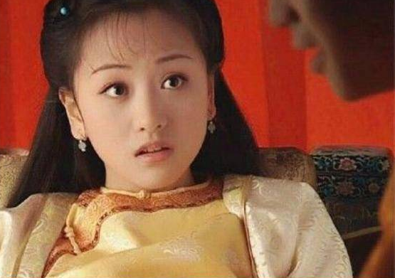 《少年天子》中的佟妃，身穿明黄色寝衣，头发上点缀了几个蓝色的珍珠。柳叶弯眉，双瞳剪水，美若天仙。