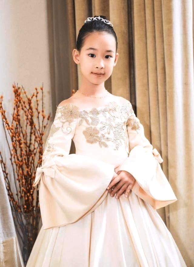 赵文卓一岁半的小女儿也已经在姐姐和哥哥的保护下开始去上学了，一家人显得十分和睦。