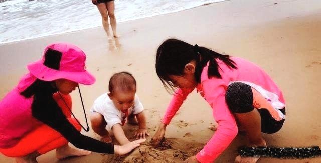 姐姐和弟弟们玩的不亦乐乎，一家人也其乐融融，让人十分艳羡。