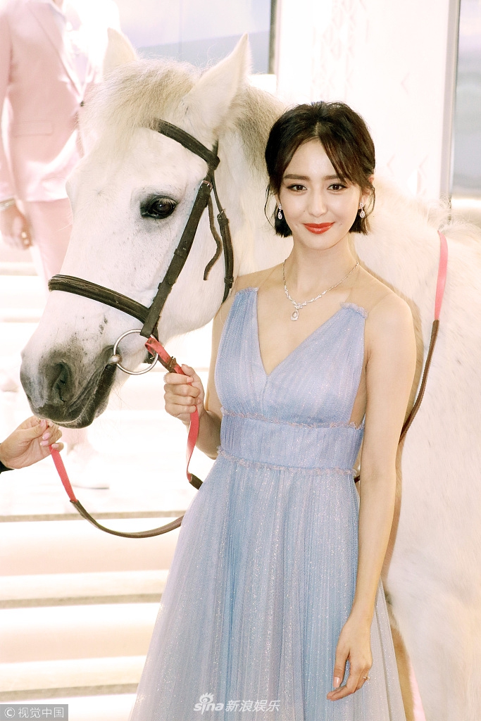 佟丽娅变身“白马公主”
